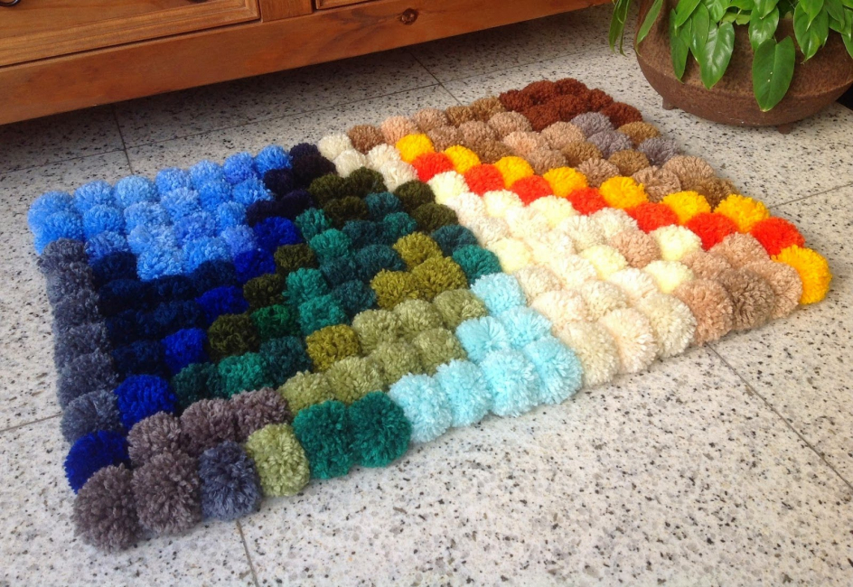 Esteiras de pompons são boas porque podem ser de vários tamanhos, formas e cores.