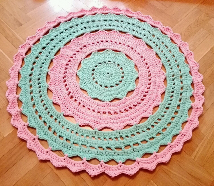 É possível fazer brinquedos ou almofadas decorativas para combinar com o estilo do tapete.