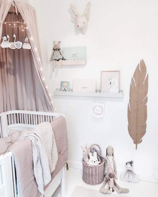 Berçário em branco pode ser decorado com prateleiras ou prateleiras