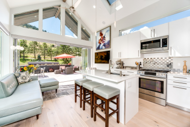 Idéias de design de cozinha em uma casa particular: mais de 130 fotos e opções de layout