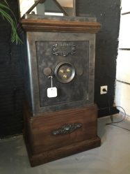 Cofres no interior da casa ou apartamento (pequeno, à prova de fogo, embutido). Como escolher? O que procurar?