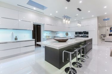 Azulejo branco - Criando um design espetacular. 300+ (foto) Acabamentos interiores