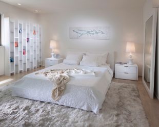 Quarto de design em estilo moderno (125 + fotos) - Cortinas brancas / papel de parede / guarda-roupa. Como não exagerar com uma escolha?