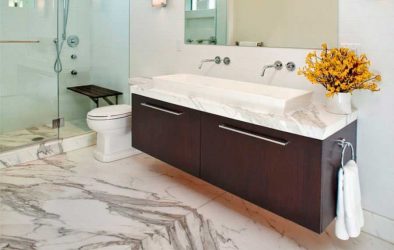 Decoração de casa de banho com pedra artificial: lavatório, bancada, prateleiras. Recursos de uso de material