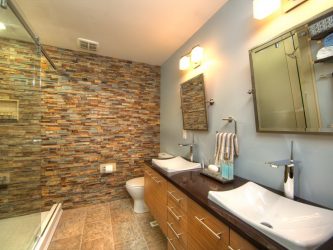 Decoração de casa de banho com pedra artificial: lavatório, bancada, prateleiras. Recursos de uso de material