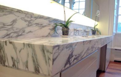 Decoração de casa de banho com pedra artificial: lavatório, bancada, prateleiras. Recursos de uso de material