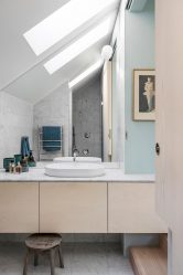 Decoração de casa de banho com pedra artificial: lavatório, bancada, prateleiras. Recursos de uso de material