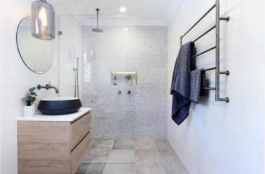 Decoração de casa de banho com pedra artificial: lavatório, bancada, prateleiras. Recursos de uso de material