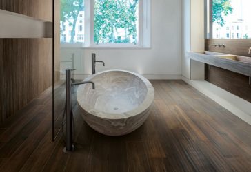 Decoração de casa de banho com pedra artificial: lavatório, bancada, prateleiras. Recursos de uso de material
