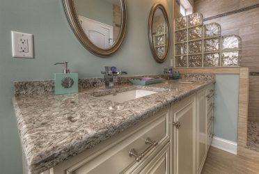 Decoração de casa de banho com pedra artificial: lavatório, bancada, prateleiras. Recursos de uso de material