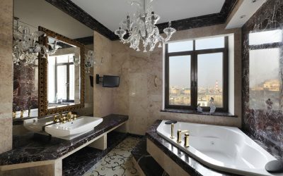 Decoração de casa de banho com pedra artificial: lavatório, bancada, prateleiras. Recursos de uso de material