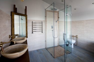 Decoração de casa de banho com pedra artificial: lavatório, bancada, prateleiras. Recursos de uso de material