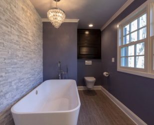 Decoração de casa de banho com pedra artificial: lavatório, bancada, prateleiras. Recursos de uso de material