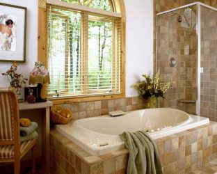 Decoração de casa de banho com pedra artificial: lavatório, bancada, prateleiras. Recursos de uso de material