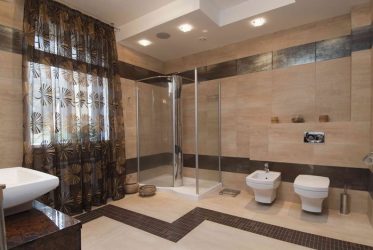 Decoração de casa de banho com pedra artificial: lavatório, bancada, prateleiras. Recursos de uso de material