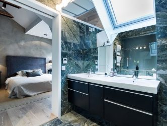 Decoração de casa de banho com pedra artificial: lavatório, bancada, prateleiras. Recursos de uso de material
