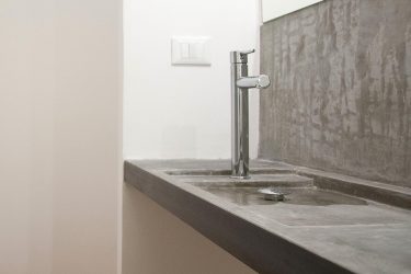 Decoração de casa de banho com pedra artificial: lavatório, bancada, prateleiras. Recursos de uso de material