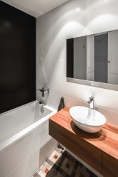 Decoração de casa de banho com pedra artificial: lavatório, bancada, prateleiras. Recursos de uso de material