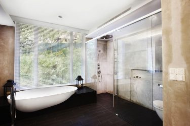 Decoração de casa de banho com pedra artificial: lavatório, bancada, prateleiras. Recursos de uso de material