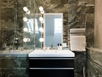 Decoração de casa de banho com pedra artificial: lavatório, bancada, prateleiras. Recursos de uso de material