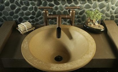Decoração de casa de banho com pedra artificial: lavatório, bancada, prateleiras. Recursos de uso de material