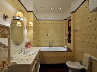 Decoração de casa de banho com pedra artificial: lavatório, bancada, prateleiras. Recursos de uso de material