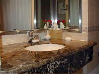 Decoração de casa de banho com pedra artificial: lavatório, bancada, prateleiras. Recursos de uso de material