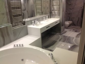 Decoração de casa de banho com pedra artificial: lavatório, bancada, prateleiras. Recursos de uso de material