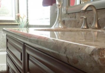 Decoração de casa de banho com pedra artificial: lavatório, bancada, prateleiras. Recursos de uso de material