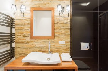 Decoração de casa de banho com pedra artificial: lavatório, bancada, prateleiras. Recursos de uso de material