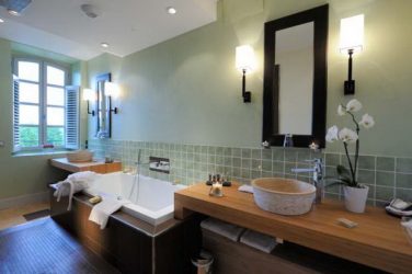 Decoração de casa de banho com pedra artificial: lavatório, bancada, prateleiras. Recursos de uso de material