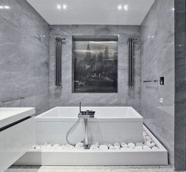 Decoração de casa de banho com pedra artificial: lavatório, bancada, prateleiras. Recursos de uso de material