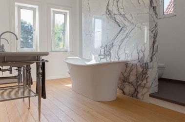 Decoração de casa de banho com pedra artificial: lavatório, bancada, prateleiras. Recursos de uso de material