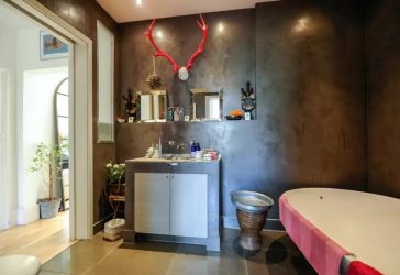 Decoração de casa de banho com pedra artificial: lavatório, bancada, prateleiras. Recursos de uso de material