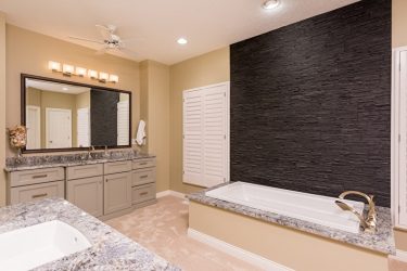 Decoração de casa de banho com pedra artificial: lavatório, bancada, prateleiras. Recursos de uso de material