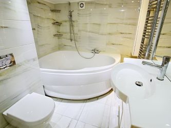 Decoração de casa de banho com pedra artificial: lavatório, bancada, prateleiras. Recursos de uso de material