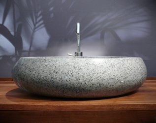 Decoração de casa de banho com pedra artificial: lavatório, bancada, prateleiras. Recursos de uso de material