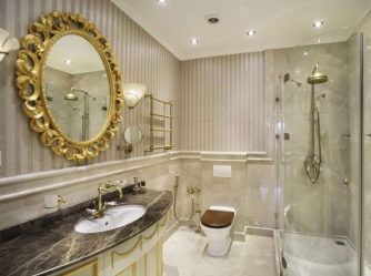 Decoração de casa de banho com pedra artificial: lavatório, bancada, prateleiras. Recursos de uso de material