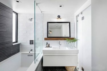 Decoração de casa de banho com pedra artificial: lavatório, bancada, prateleiras. Recursos de uso de material