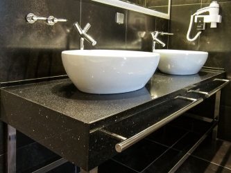 Decoração de casa de banho com pedra artificial: lavatório, bancada, prateleiras. Recursos de uso de material