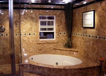 Decoração de casa de banho com pedra artificial: lavatório, bancada, prateleiras. Recursos de uso de material