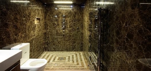 Decoração de casa de banho com pedra artificial: lavatório, bancada, prateleiras. Recursos de uso de material