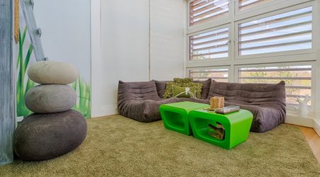 Projetar um quarto de crianças com um sofá macio: como e onde devo colocá-lo?