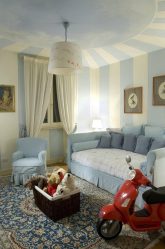 Projetar um quarto de crianças com um sofá macio: como e onde devo colocá-lo?