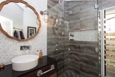 Projeto do banheiro em uma casa de madeira (mais de 200 fotos): decoração DIY (teto, piso, paredes)