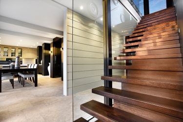 Bela casa de um andar com um sótão (mais de 100 projetos fotográficos). Por que é elegante e barato ao mesmo tempo?