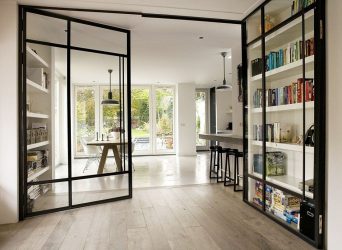 Portas com inserções de vidro: 180+ (foto) opções de plástico, madeira e alumínio (entrada, interior, cupê)