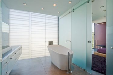 Portas com inserções de vidro: 180+ (foto) opções de plástico, madeira e alumínio (entrada, interior, cupê)
