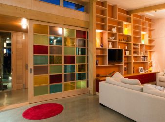 Portas com inserções de vidro: 180+ (foto) opções de plástico, madeira e alumínio (entrada, interior, cupê)