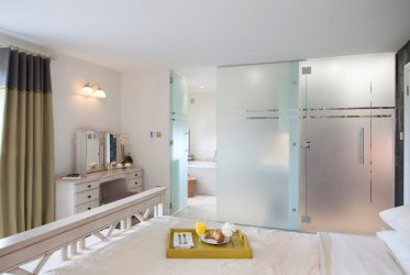 Portas com inserções de vidro: 180+ (foto) opções de plástico, madeira e alumínio (entrada, interior, cupê)